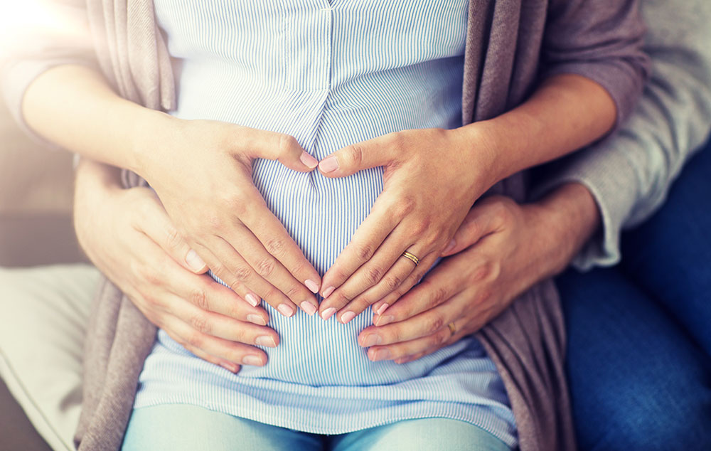 Bauch einer schwangeren Frau